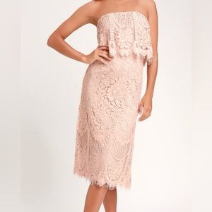LULU’S BLUSH DELIA LACE STRAPLESS MIDI DRESS